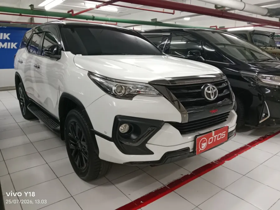 Foto Mobil Bekas Kanan Depan Toyota Fortuner 2.4 4X2 VRZ tahun 2020