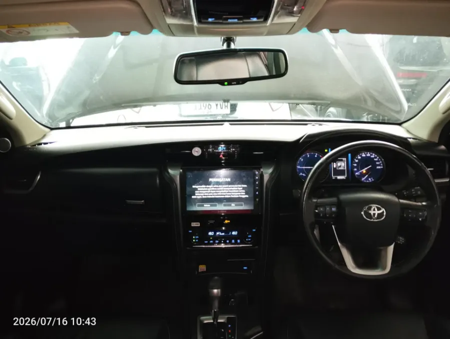 Foto Mobil Bekas Dashboard Toyota Fortuner 2.4 4X2 VRZ tahun 2021
