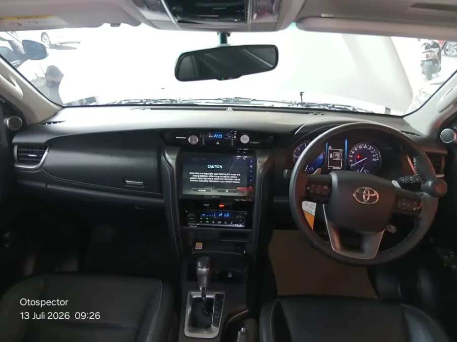 Foto Mobil Bekas Dashboard Toyota Fortuner 2.4 4X2 VRZ tahun 2021