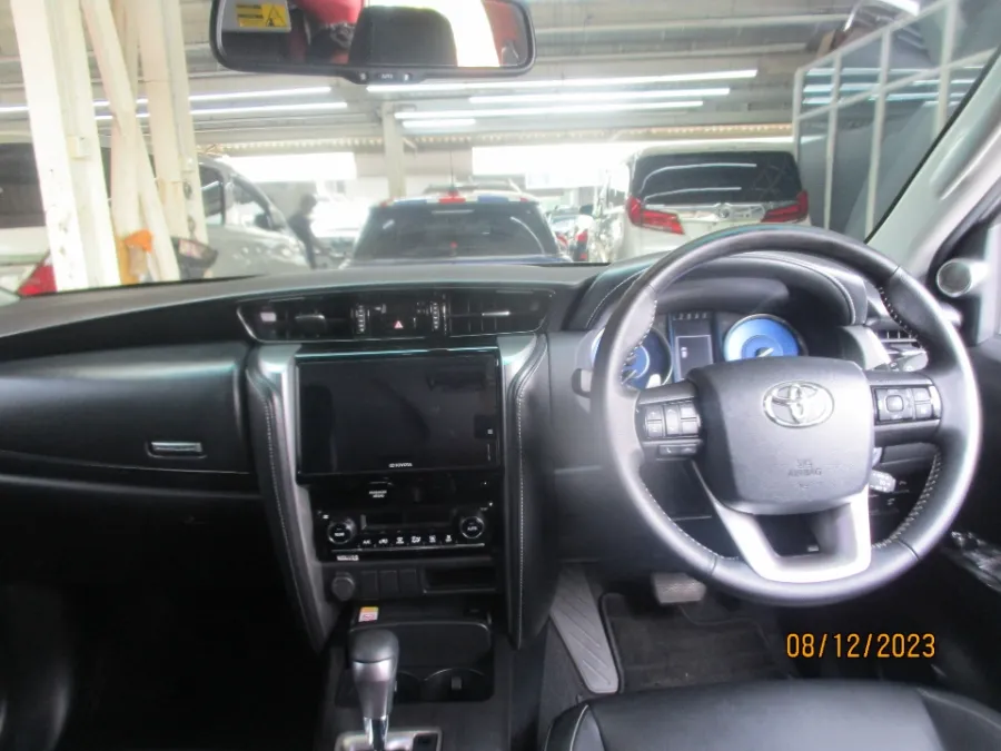 Foto Mobil Bekas Dashboard Toyota Fortuner 2.4 4X2 VRZ tahun 2021