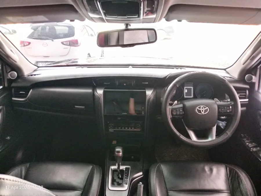 Foto Mobil Bekas Dashboard Toyota Fortuner 2.4 4X2 VRZ tahun 2021