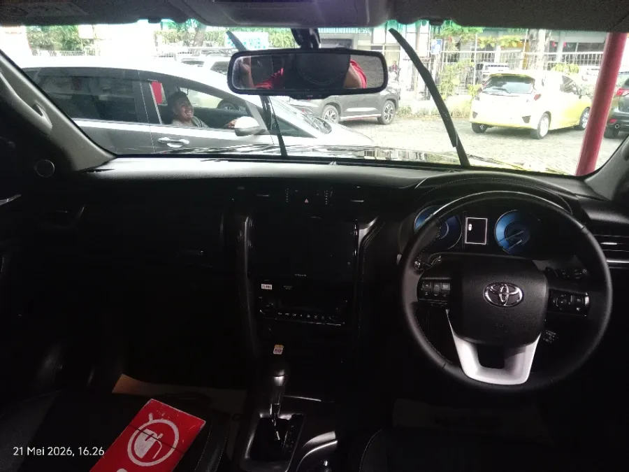 Foto Mobil Bekas Dashboard Toyota Fortuner 2.4 4X2 VRZ tahun 2021