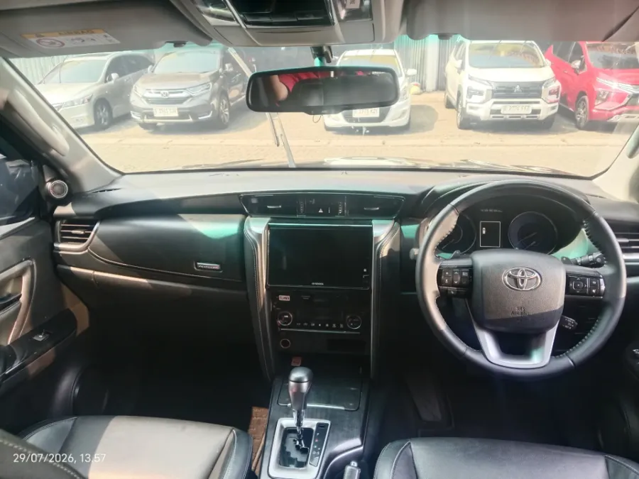 Foto Mobil Bekas Dashboard Toyota Fortuner 2.4 4X2 VRZ tahun 2021