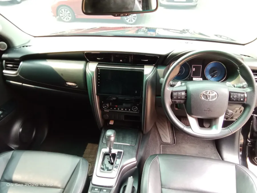 Foto Mobil Bekas Dashboard Toyota Fortuner 2.4 4X2 VRZ tahun 2021