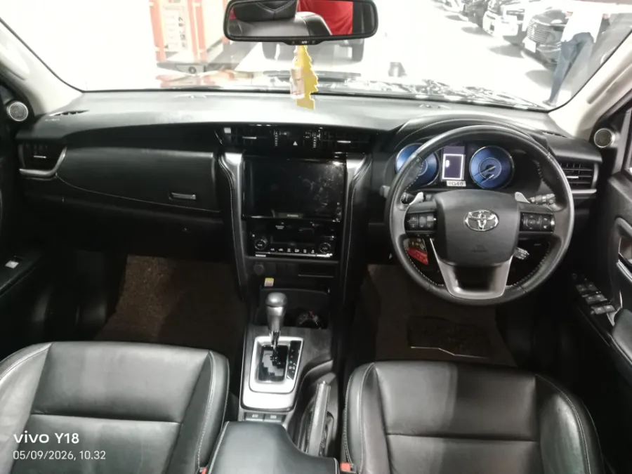 Foto Mobil Bekas Dashboard Toyota Fortuner 2.4 4X2 VRZ tahun 2021