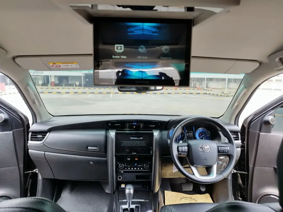 Foto Mobil Bekas Dashboard Toyota Fortuner 2.4 4X2 VRZ tahun 2021