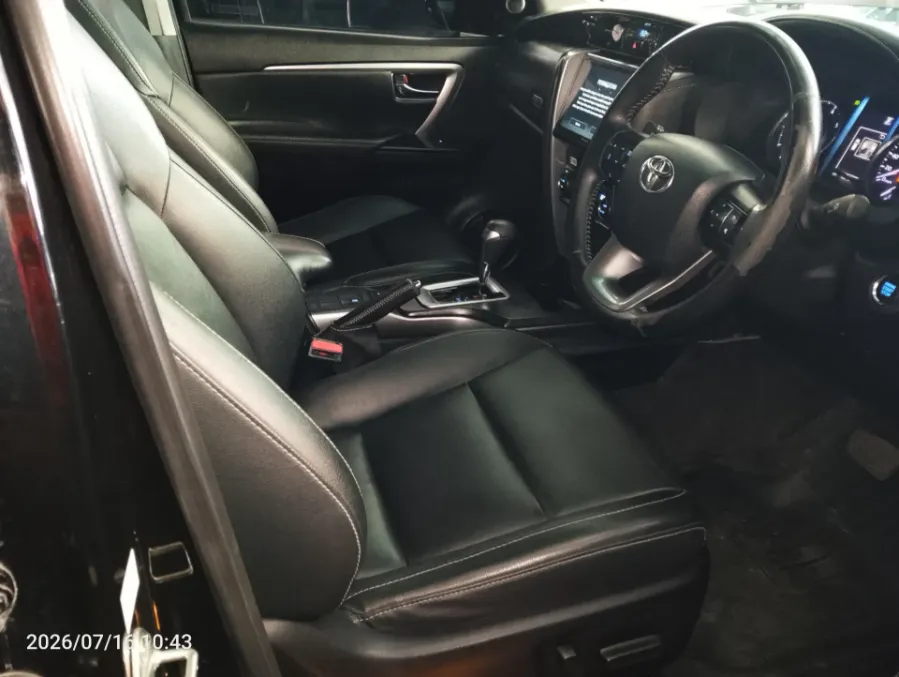 Foto Mobil Bekas Kabin Depan Toyota Fortuner 2.4 4X2 VRZ tahun 2021