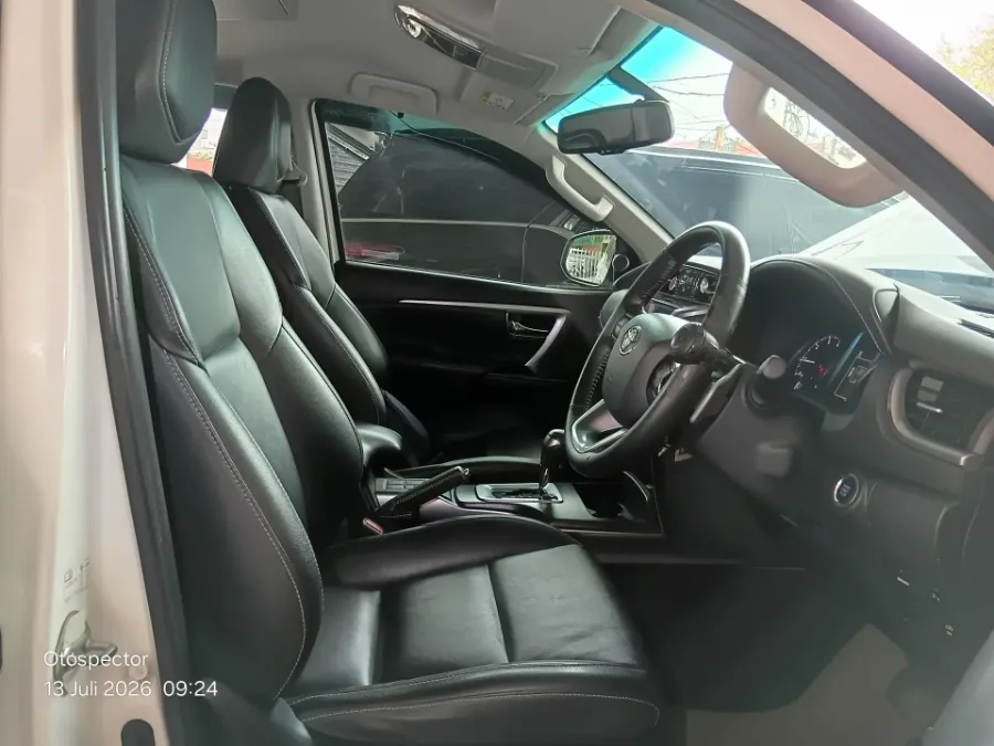 Foto Mobil Bekas Kabin Depan Toyota Fortuner 2.4 4X2 VRZ tahun 2021