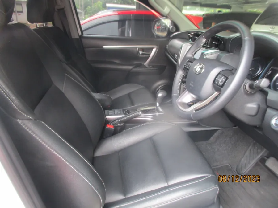 Foto Mobil Bekas Kabin Depan Toyota Fortuner 2.4 4X2 VRZ tahun 2021