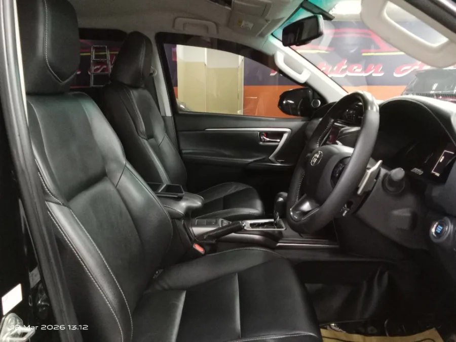 Foto Mobil Bekas Kabin Depan Toyota Fortuner 2.4 4X2 VRZ tahun 2021