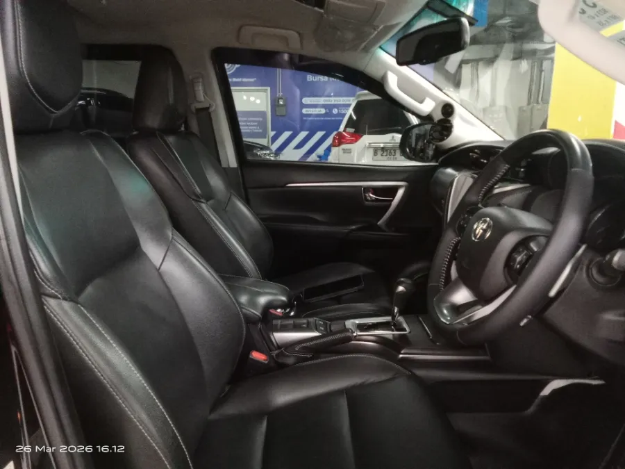 Foto Mobil Bekas Kabin Depan Toyota Fortuner 2.4 4X2 VRZ tahun 2021