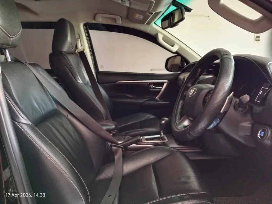 Foto Mobil Bekas Kabin Depan Toyota Fortuner 2.4 4X2 VRZ tahun 2021
