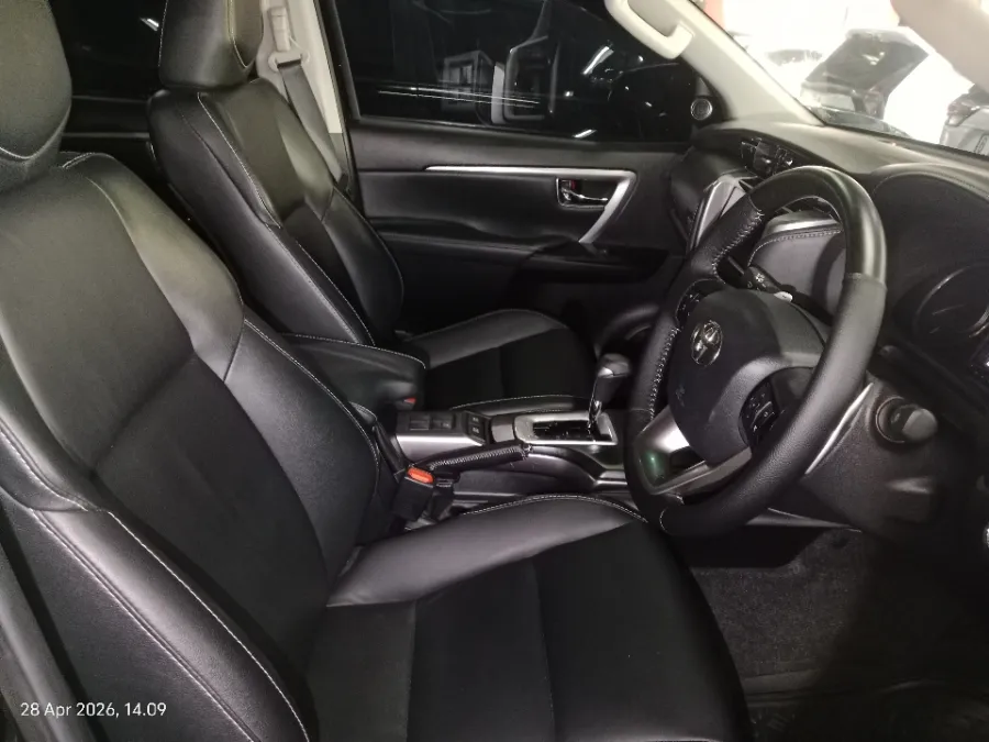 Foto Mobil Bekas Kabin Depan Toyota Fortuner 2.4 4X2 VRZ tahun 2021