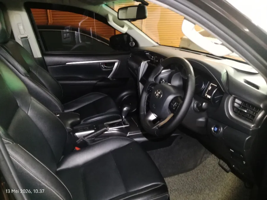 Foto Mobil Bekas Kabin Depan Toyota Fortuner 2.4 4X2 VRZ tahun 2021