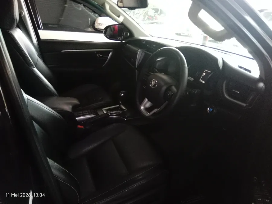 Foto Mobil Bekas Kabin Depan Toyota Fortuner 2.4 4X2 VRZ tahun 2021