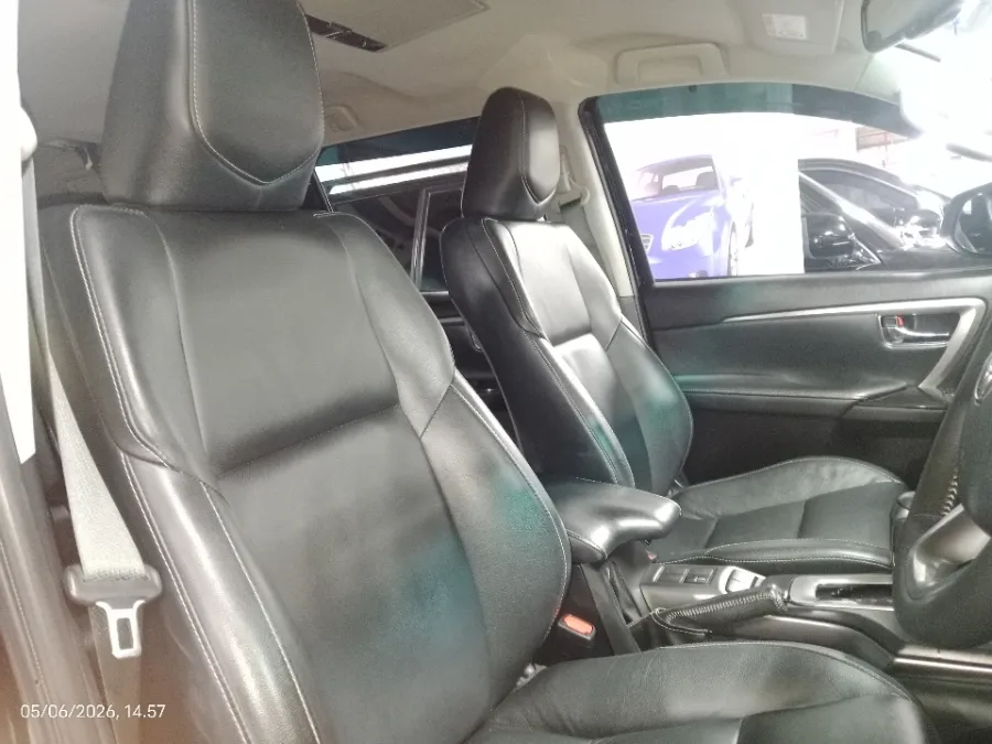 Foto Mobil Bekas Kabin Depan Toyota Fortuner 2.4 4X2 VRZ tahun 2021