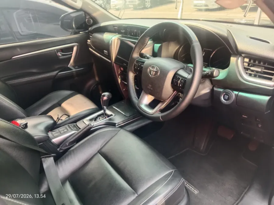 Foto Mobil Bekas Kabin Depan Toyota Fortuner 2.4 4X2 VRZ tahun 2021