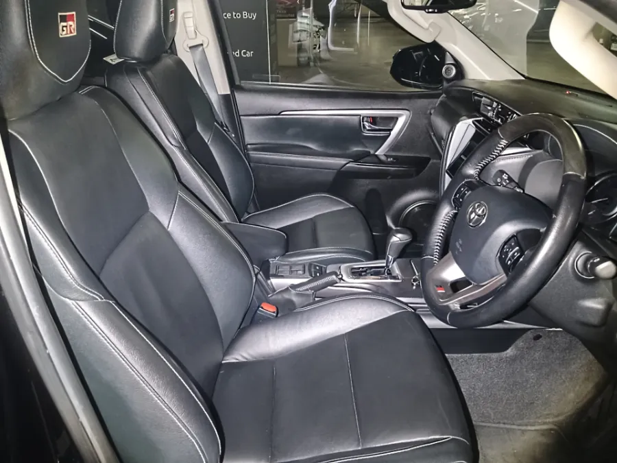 Foto Mobil Bekas Kabin Depan Toyota Fortuner 2.4 4X2 VRZ tahun 2021