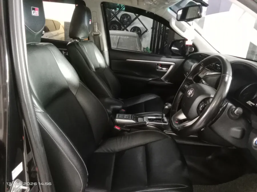 Foto Mobil Bekas Kabin Depan Toyota Fortuner 2.4 4X2 VRZ tahun 2021
