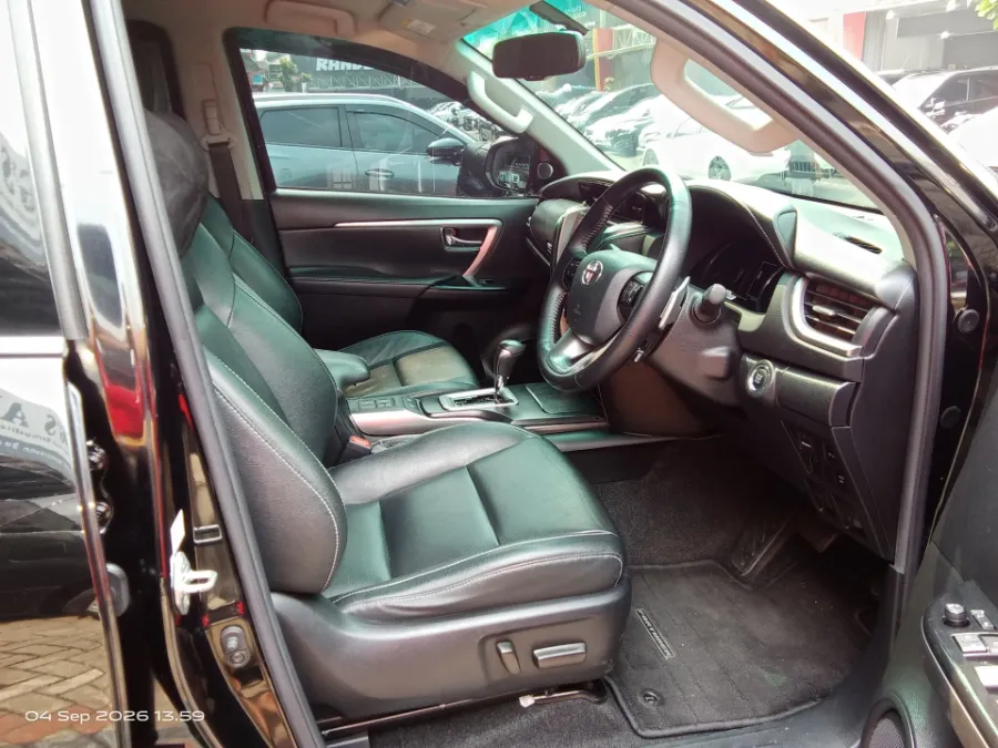Foto Mobil Bekas Kabin Depan Toyota Fortuner 2.4 4X2 VRZ tahun 2021