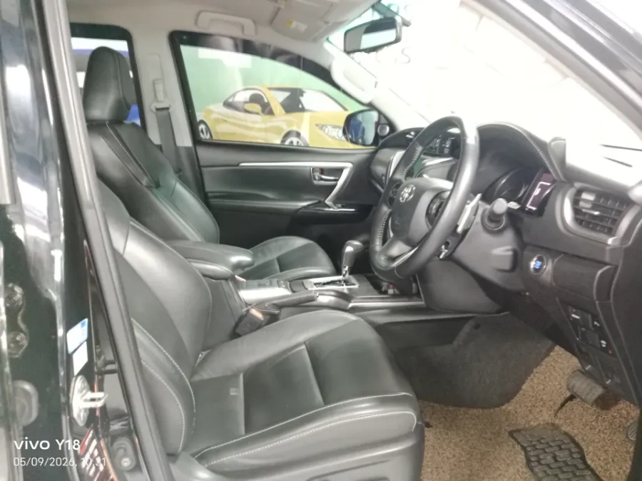 Foto Mobil Bekas Kabin Depan Toyota Fortuner 2.4 4X2 VRZ tahun 2021