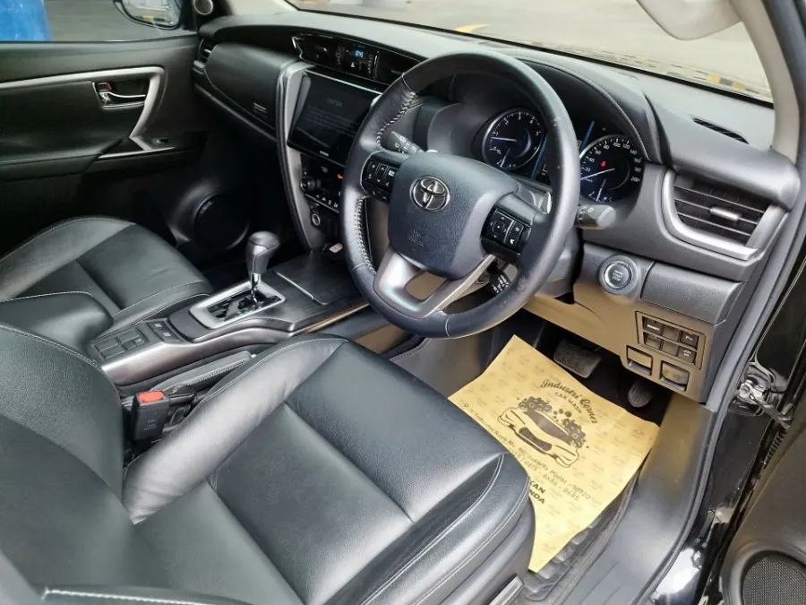 Foto Mobil Bekas Kabin Depan Toyota Fortuner 2.4 4X2 VRZ tahun 2021