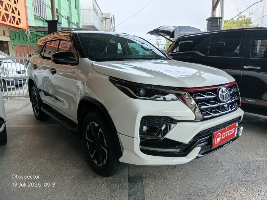 Foto Mobil Bekas Kanan Depan Toyota Fortuner 2.4 4X2 VRZ tahun 2021