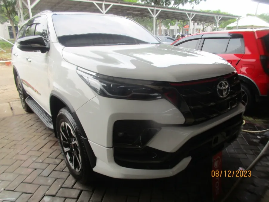 Foto Mobil Bekas Kanan Depan Toyota Fortuner 2.4 4X2 VRZ tahun 2021