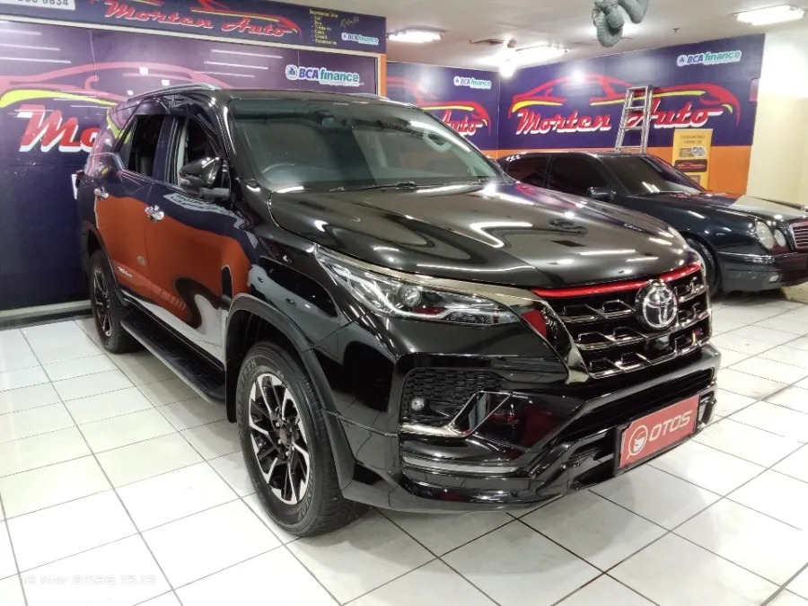 Foto Mobil Bekas Kanan Depan Toyota Fortuner 2.4 4X2 VRZ tahun 2021