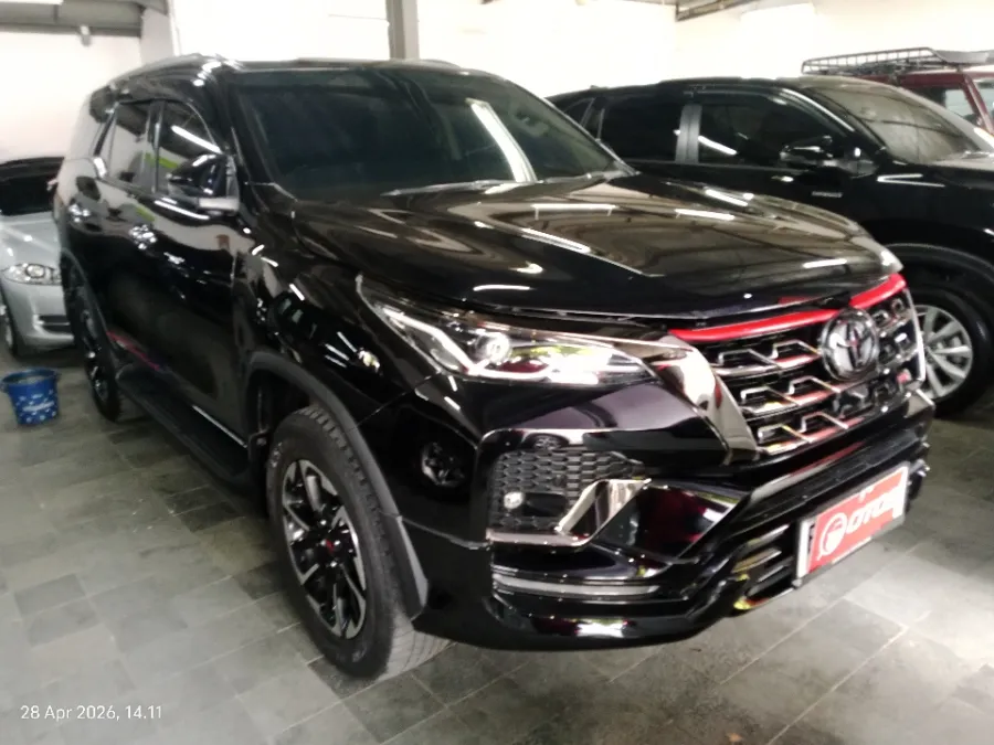 Foto Mobil Bekas Kanan Depan Toyota Fortuner 2.4 4X2 VRZ tahun 2021