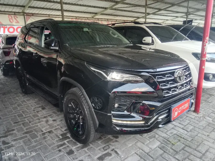 Foto Mobil Bekas Kanan Depan Toyota Fortuner 2.4 4X2 VRZ tahun 2021