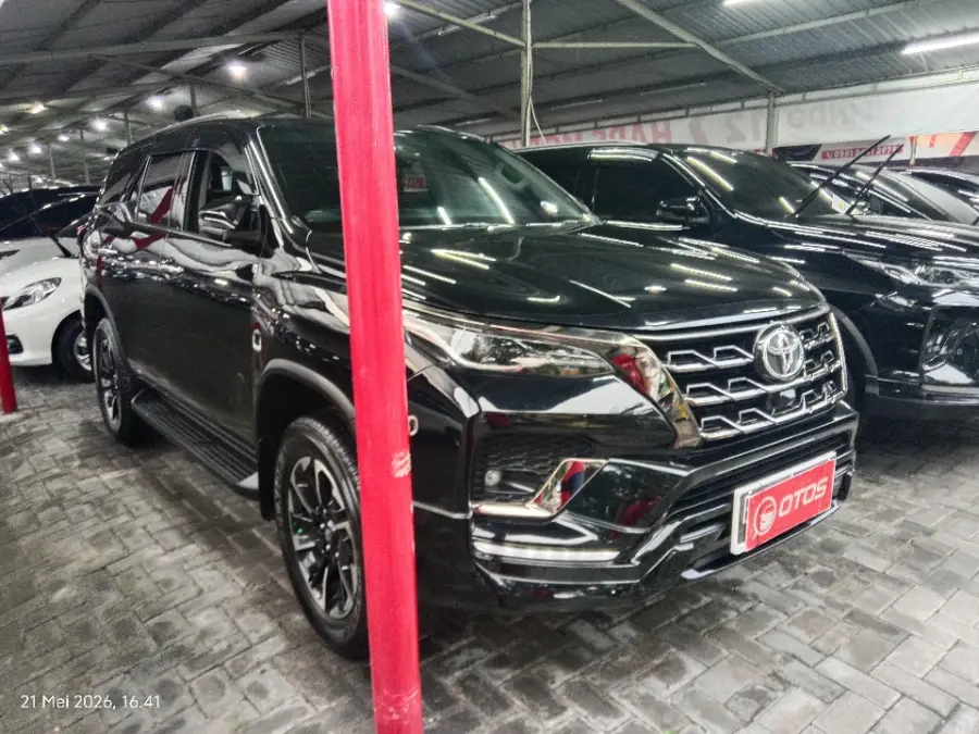 Foto Mobil Bekas Kanan Depan Toyota Fortuner 2.4 4X2 VRZ tahun 2021