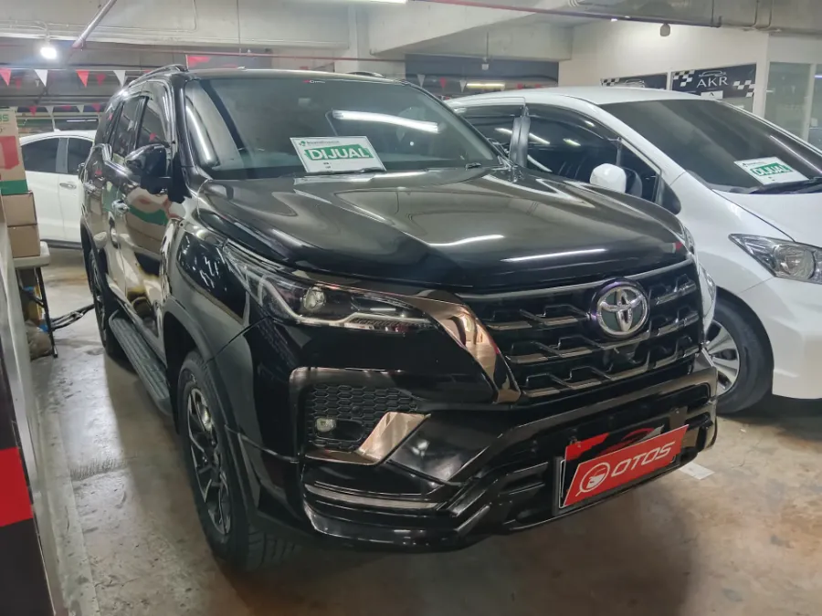 Foto Mobil Bekas Kanan Depan Toyota Fortuner 2.4 4X2 VRZ tahun 2021