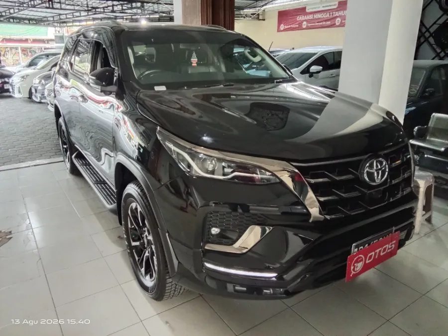 Foto Mobil Bekas Kanan Depan Toyota Fortuner 2.4 4X2 VRZ tahun 2021