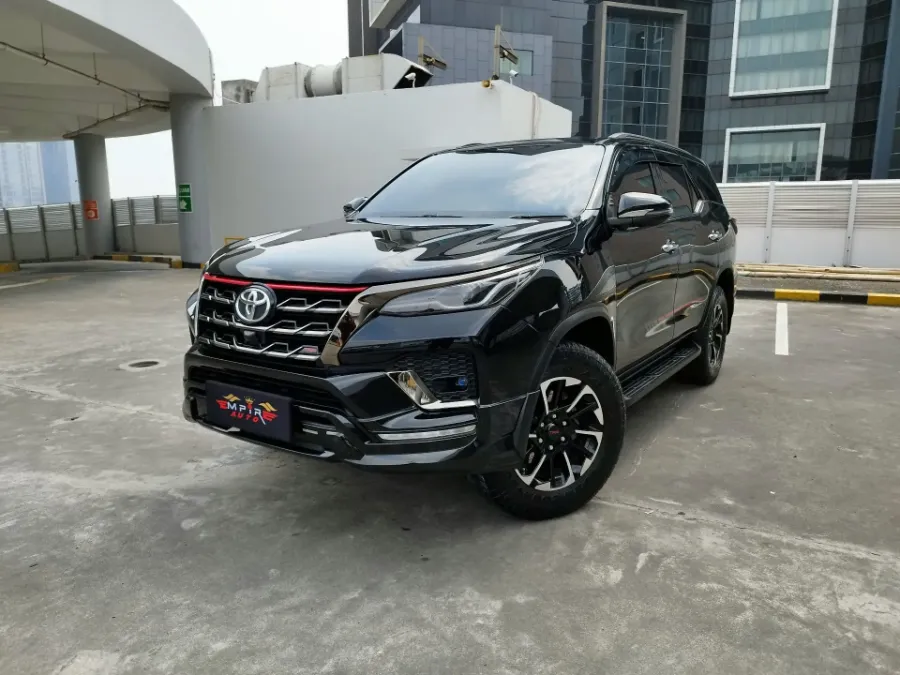 Foto Mobil Bekas Kanan Depan Toyota Fortuner 2.4 4X2 VRZ tahun 2021