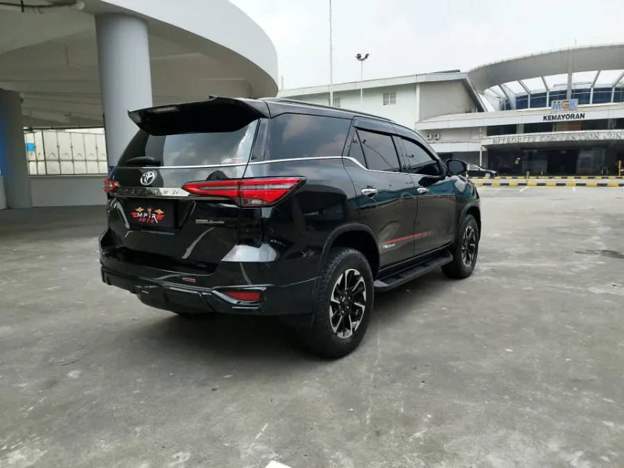 Foto Mobil Bekas Kiri Belakang Toyota Fortuner 2.4 4X2 VRZ tahun 2021