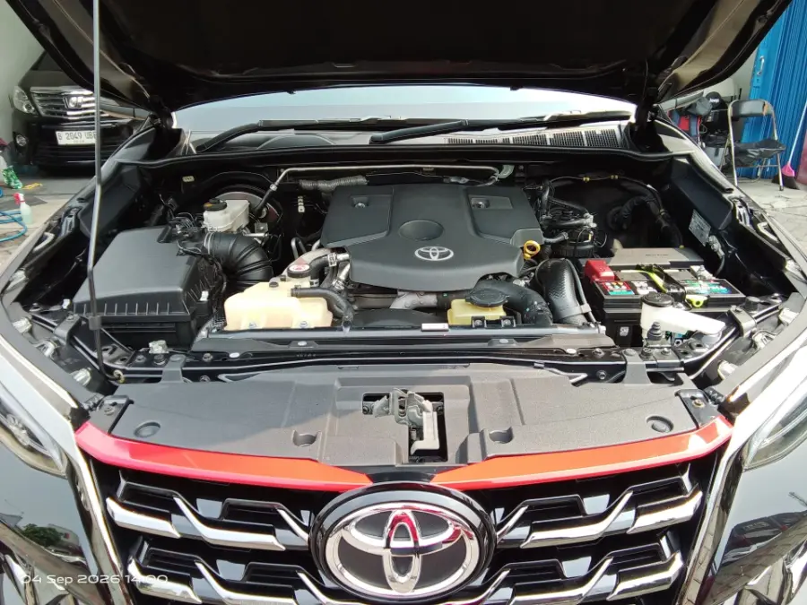 Foto Mobil Bekas Mesin Toyota Fortuner 2.4 4X2 VRZ tahun 2021