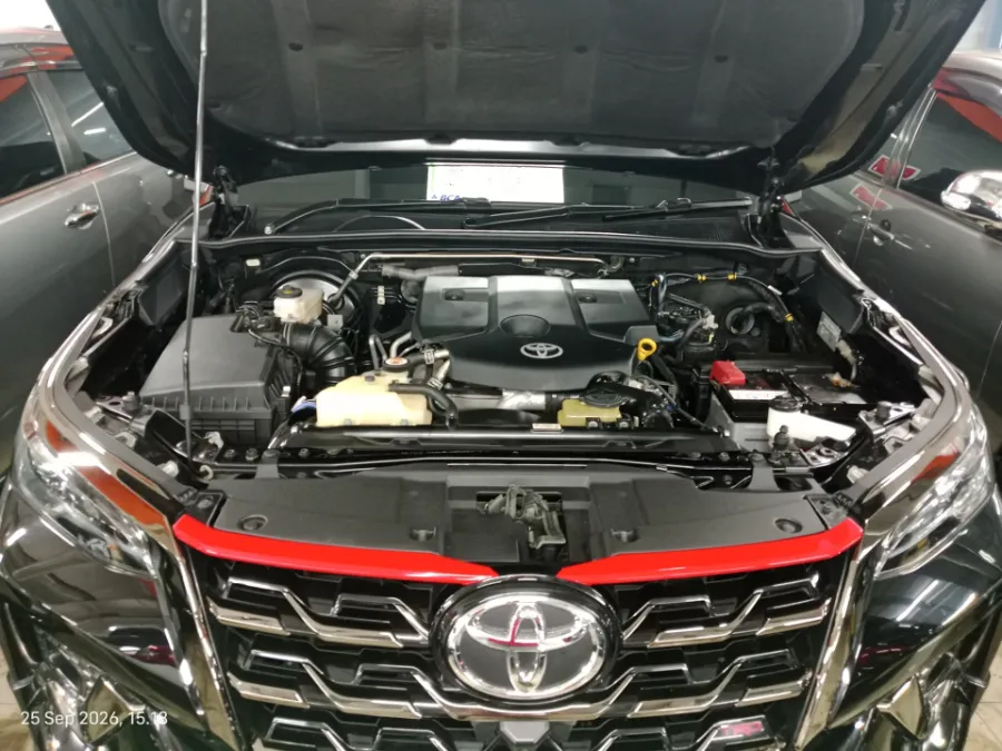 Foto Mobil Bekas Mesin Toyota Fortuner 2.4 4X2 VRZ tahun 2021
