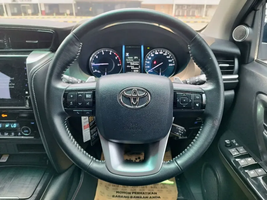 Foto Mobil Bekas Tampak Belakang Toyota Fortuner 2.4 4X2 VRZ tahun 2021