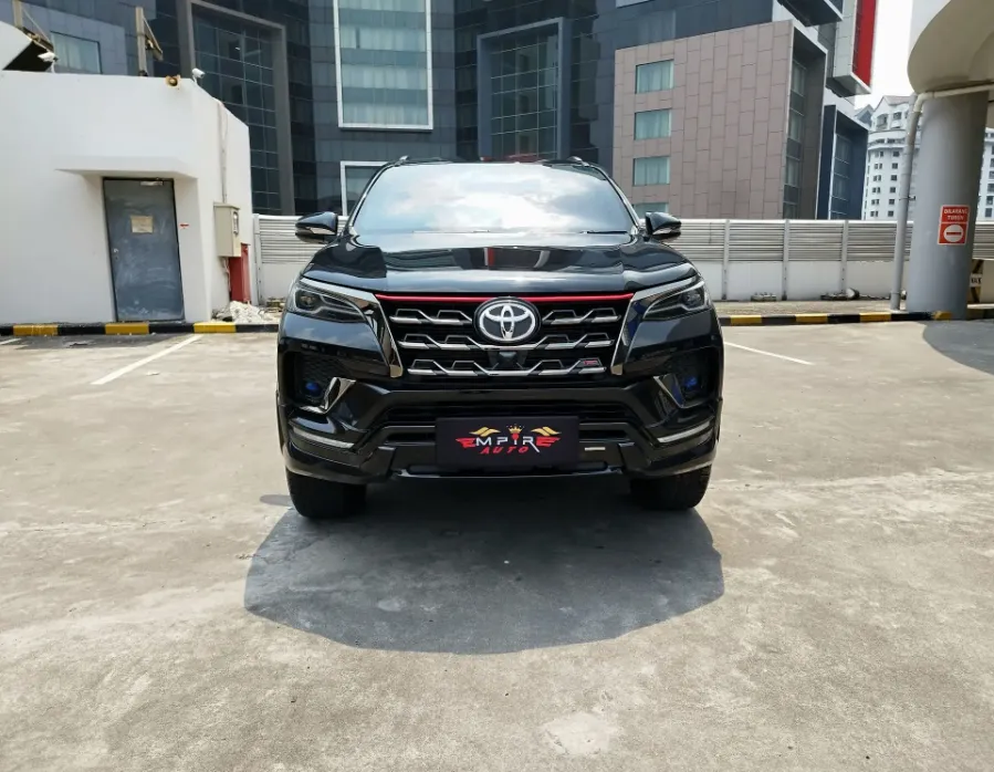 Foto Mobil Bekas Tampak Depan Toyota Fortuner 2.4 4X2 VRZ tahun 2021