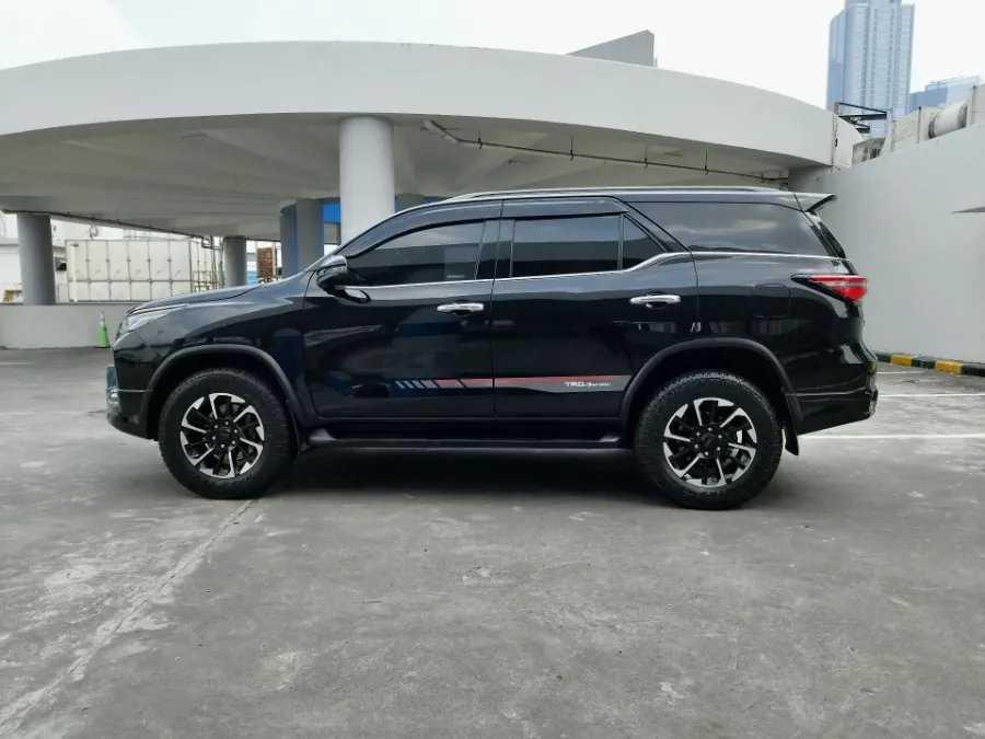 Foto Mobil Bekas Tampak Samping Toyota Fortuner 2.4 4X2 VRZ tahun 2021