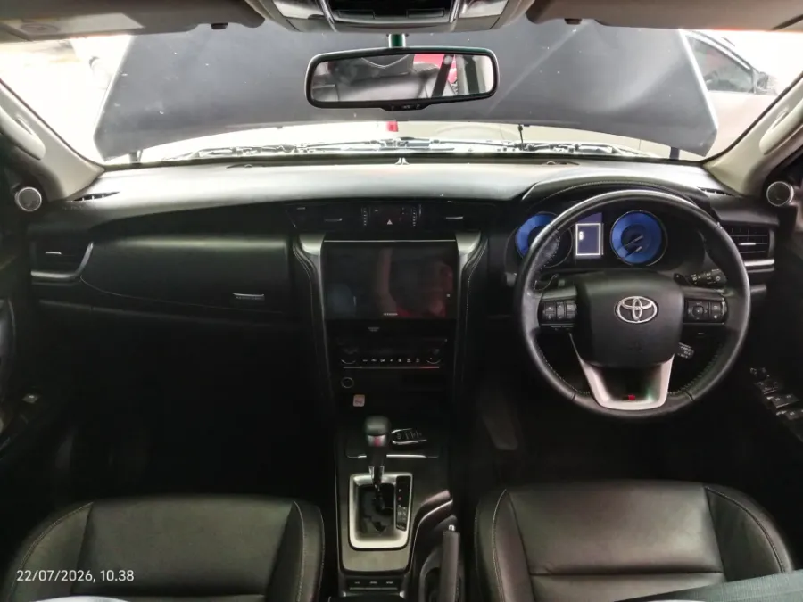 Foto Mobil Bekas Dashboard Toyota Fortuner 2.4 4X2 VRZ tahun 2022