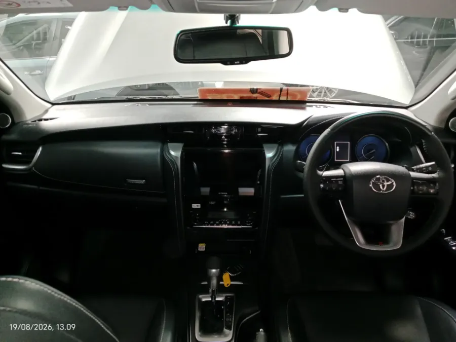 Foto Mobil Bekas Dashboard Toyota Fortuner 2.4 4X2 VRZ tahun 2022
