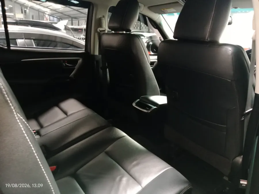 Foto Mobil Bekas Kabin Belakang Toyota Fortuner 2.4 4X2 VRZ tahun 2022