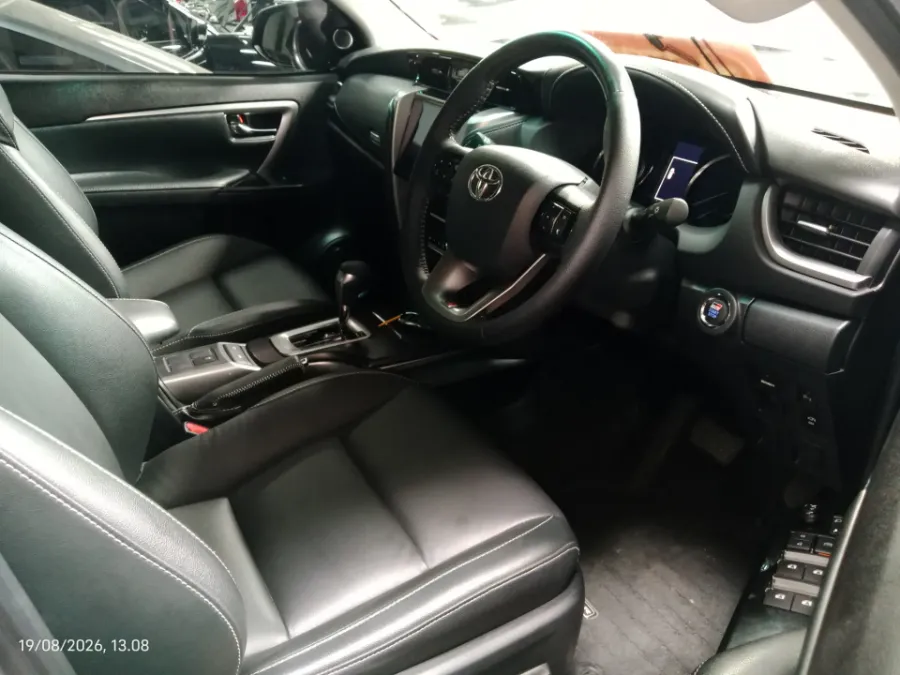 Foto Mobil Bekas Kabin Depan Toyota Fortuner 2.4 4X2 VRZ tahun 2022