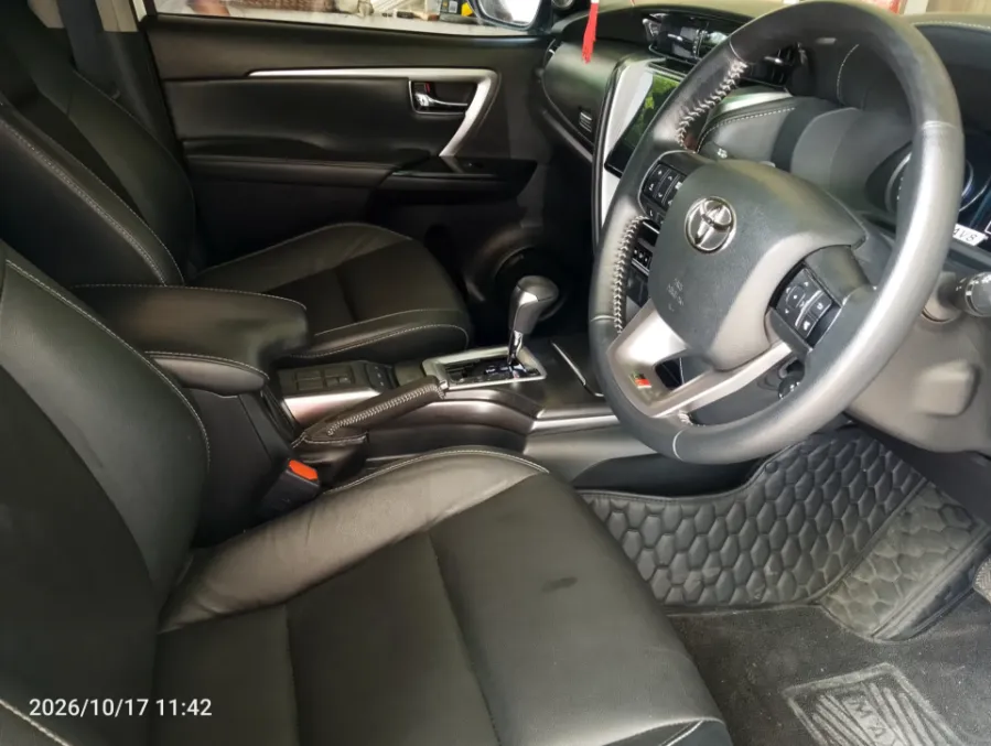 Foto Mobil Bekas Kabin Depan Toyota Fortuner 2.4 4X2 VRZ tahun 2022