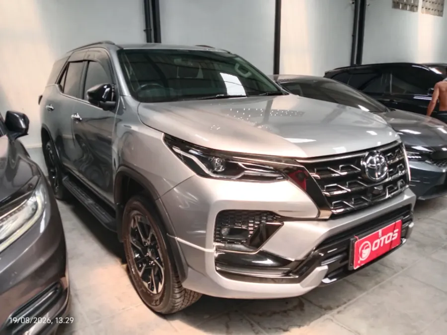 Foto Mobil Bekas Kanan Depan Toyota Fortuner 2.4 4X2 VRZ tahun 2022