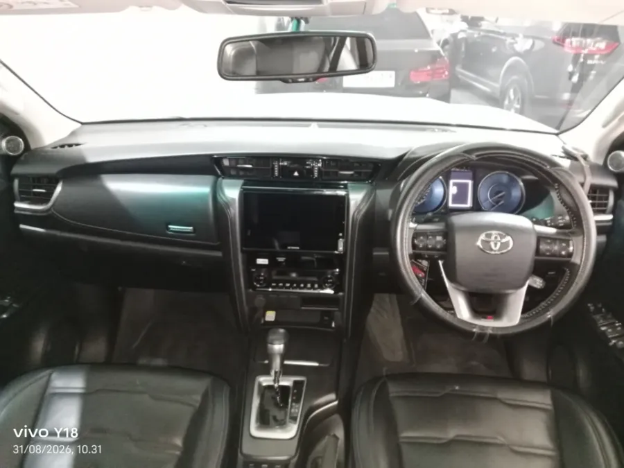 Foto Mobil Bekas Dashboard Toyota Fortuner 2.4 4X2 VRZ tahun 2023