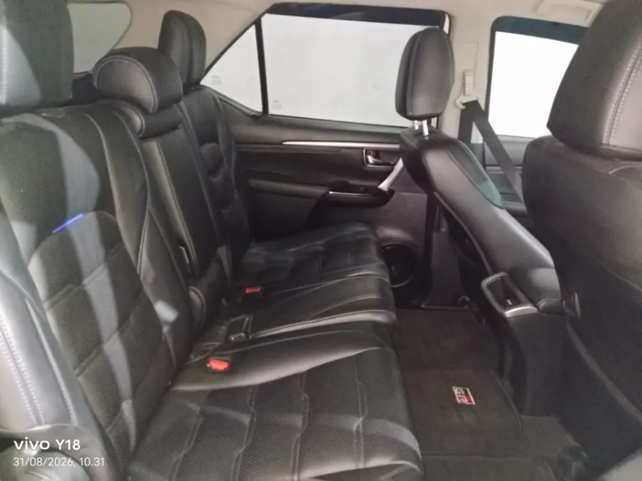 Foto Mobil Bekas Kabin Belakang Toyota Fortuner 2.4 4X2 VRZ tahun 2023