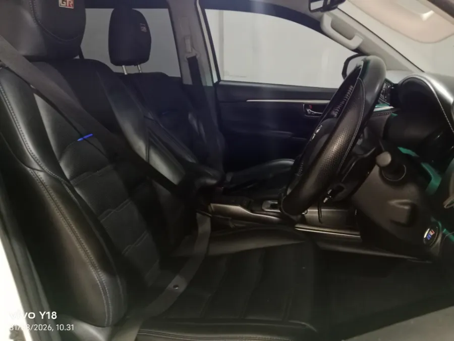 Foto Mobil Bekas Kabin Depan Toyota Fortuner 2.4 4X2 VRZ tahun 2023